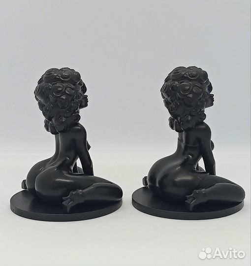 Фигурка девушки черная