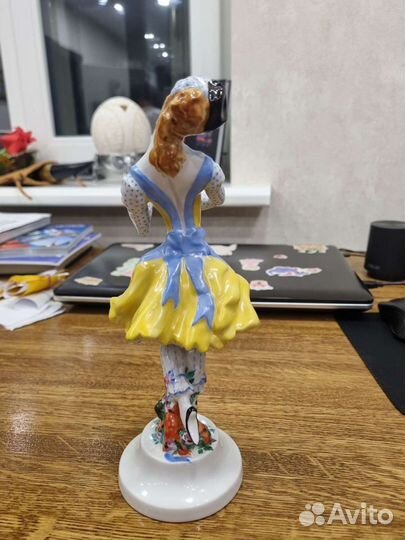 Фарфоровая статуэтка Коломбина