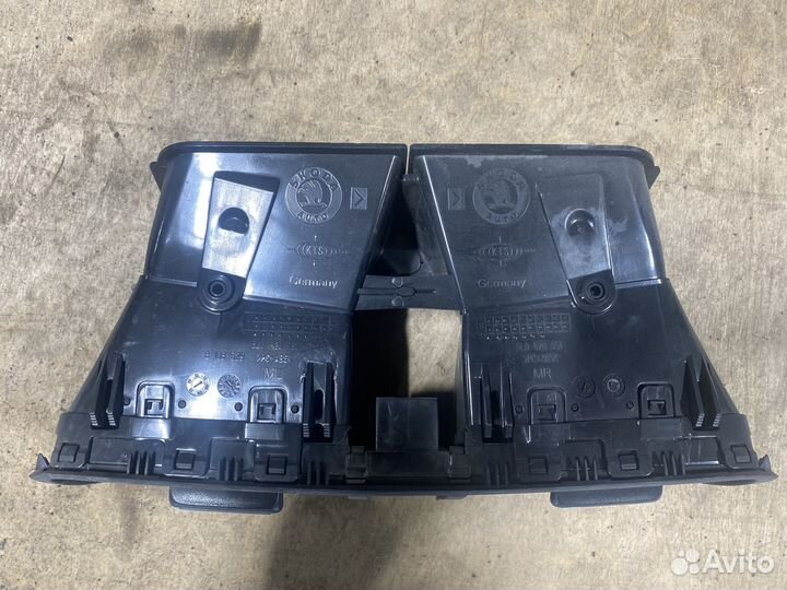 Дефлектор торпеды центральный 5L0820951 Skoda Yeti