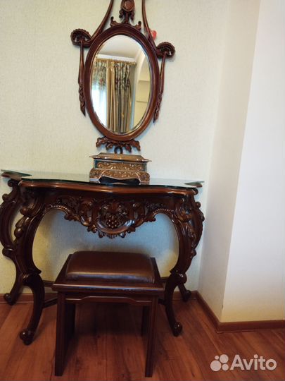 Туалетный столик с зеркалом