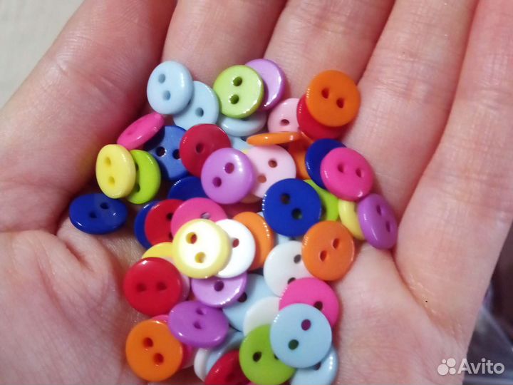 Пуговицы и натуральный камень с отверстиями