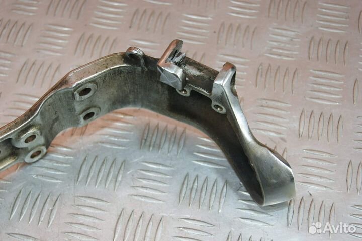 Крепление подножек Suzuki Intruder 400