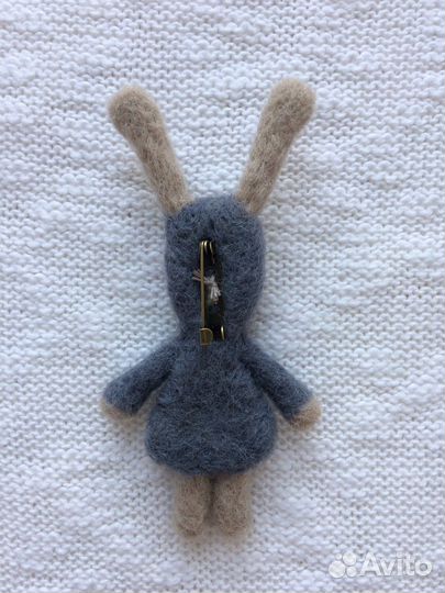 Заяц в пальто. Брошь и мышка