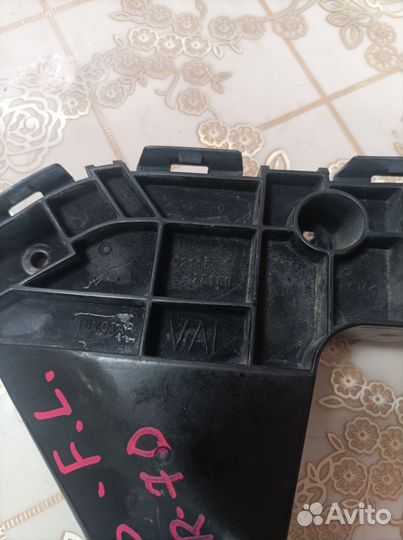 Клипса бампера Тойота вокси левая