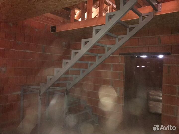 Металлический каркас лестницы в дом