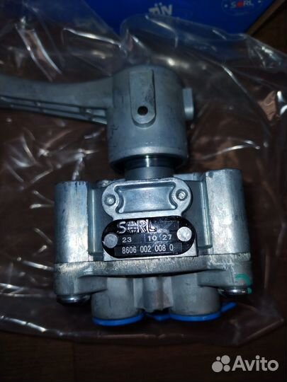 Кран ручного управления подвеской