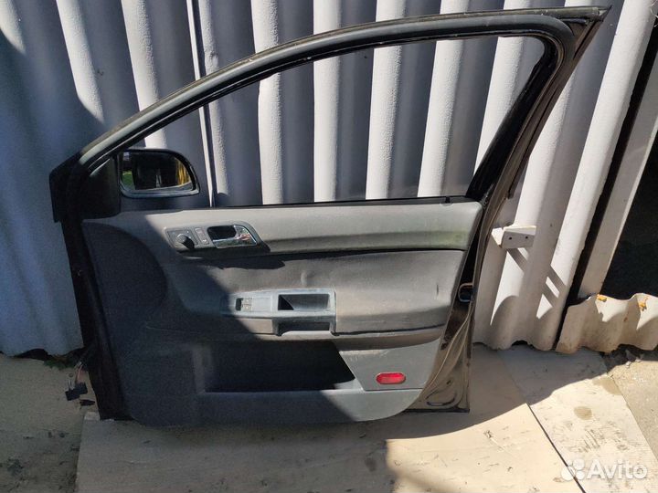 Дверь передния правая на Volkswagen Polo