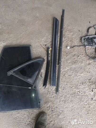 Заднее левое стекло на мерседес 220