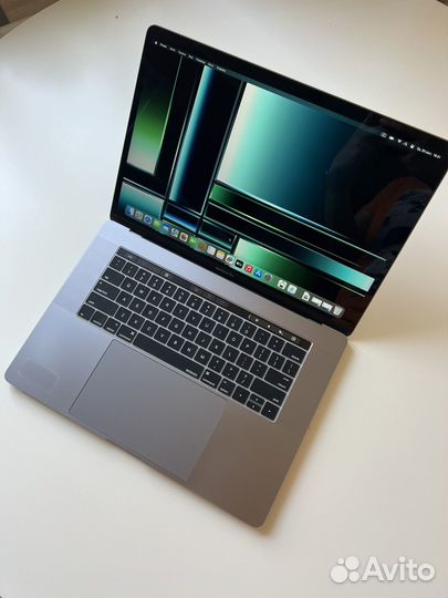 MacBook Pro 15” 2019 i7, 16GB - 512GB, AMD 555X