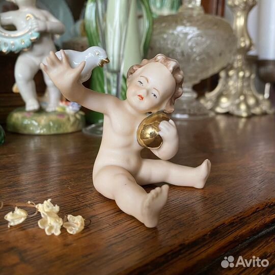 Статуэтка Путти с птенцом