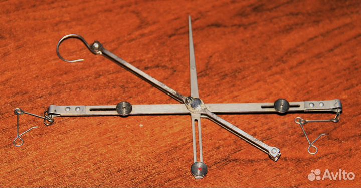 Весы равноплечие, набор гирек (разновесов)