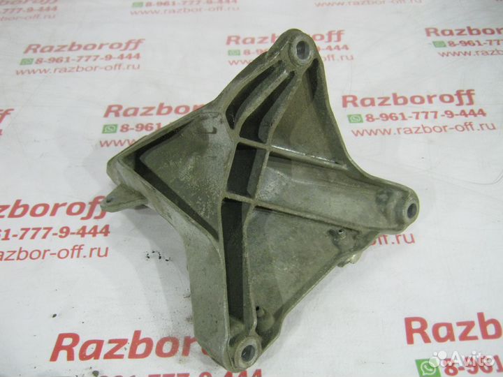 Кронштейн двигателя правый Audi А4 B7 2005-2007