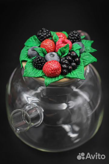 Чайник с декором из полимерной глины