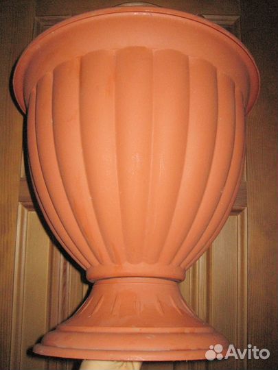 Вазон на ножке для цветов