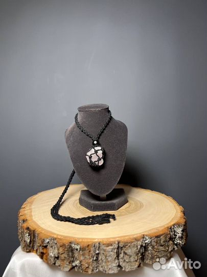 Кулоны с необработанными натуральными камнями