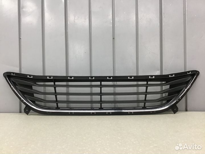 Решетка в бампер центральная Hyundai Elantra 2011