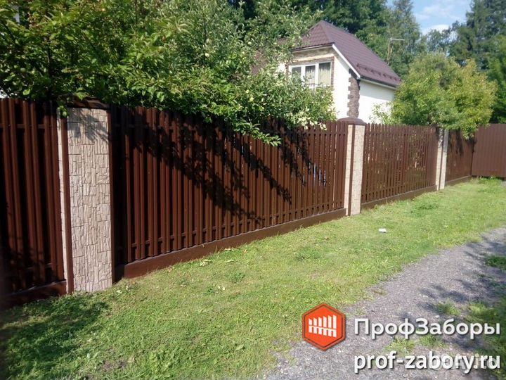 Забор из профнастила металлического штакетника 3д