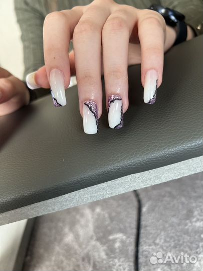Модель на маникюр