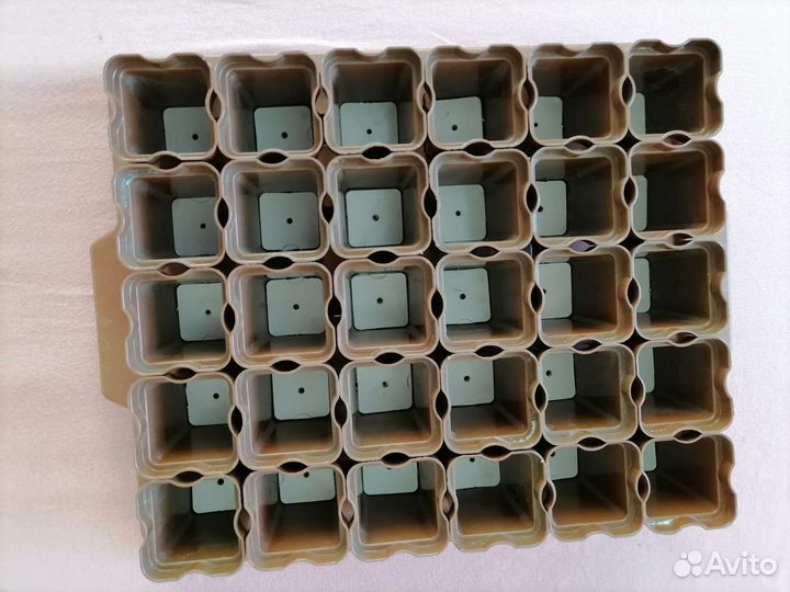 Поддон с контейнерами для растений