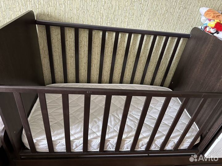 Детская кроватка с маятником