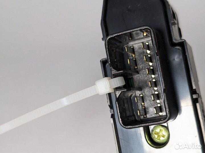 Кнопка стеклоподъемника задняя левая Hyundai Ix35