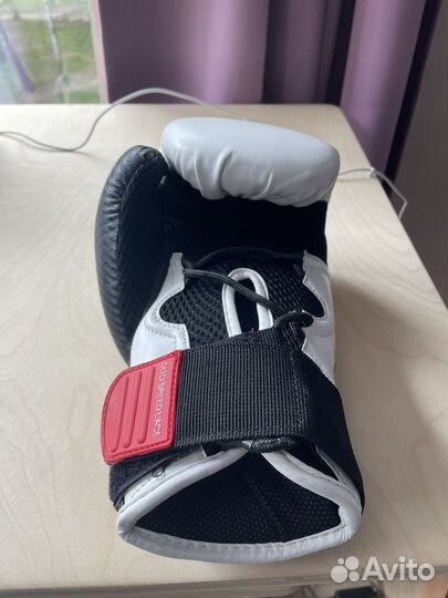 Боксерские перчатки adidas