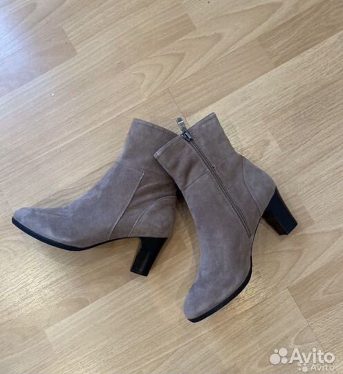 Разные кожаные ботильоны