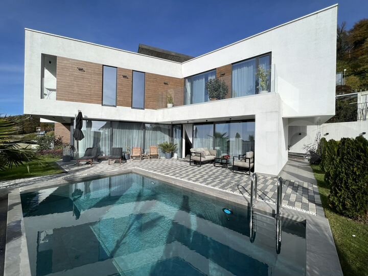 Коттедж 259 м² на участке 4 сот.