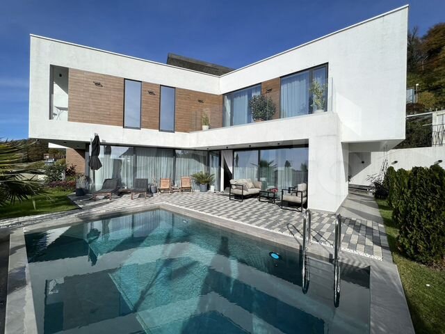 Коттедж 259 м² на участке 4 сот.