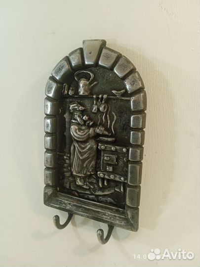 Вешалка настенная для кухни