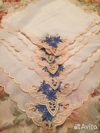 Скатерть с салфетками с вышивкой
