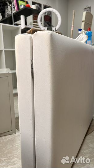 Кушетка белая