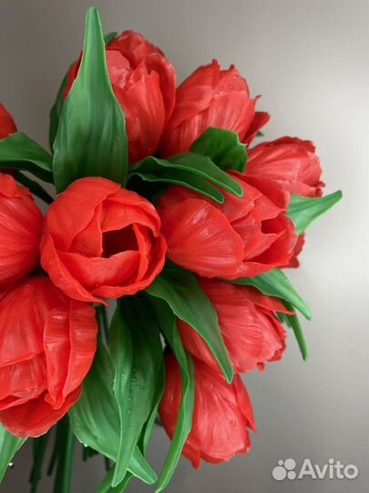 Красные искусственные тюльпаны