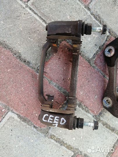 Скоба переднего суппорта Киа Сид 1 ED