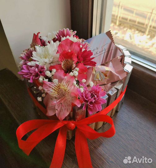 Букет с цветами и сладостями