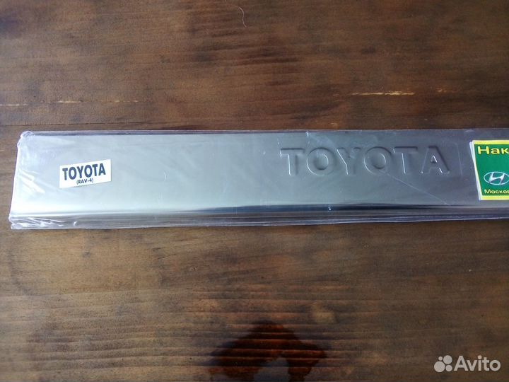 Накладки на пороги тойота