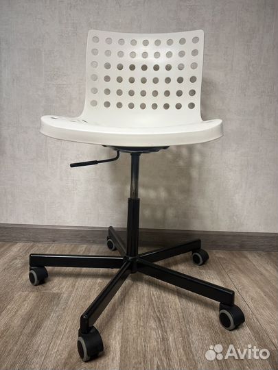 Стул на колесиках