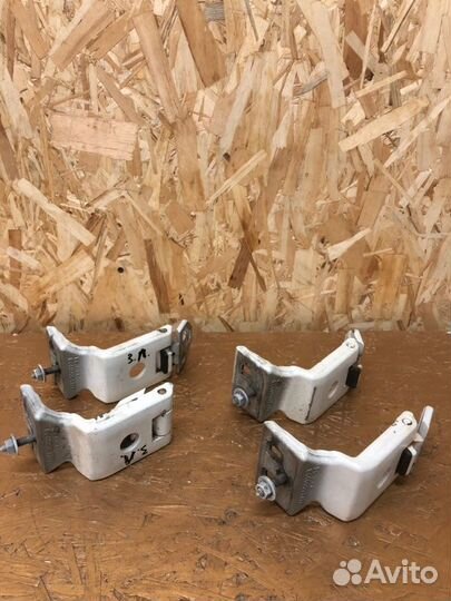 Петля двери задняя Renault Master 2.3crdi 2016