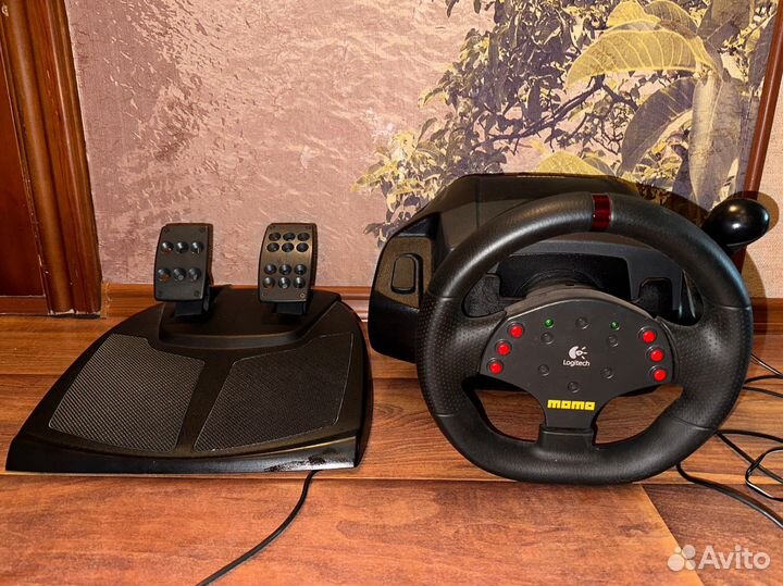 Игровой руль Logitech momo Racing с педалями
