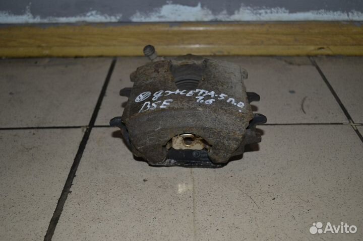 Тормозной суппорт передний правый Volkswagen Jetta