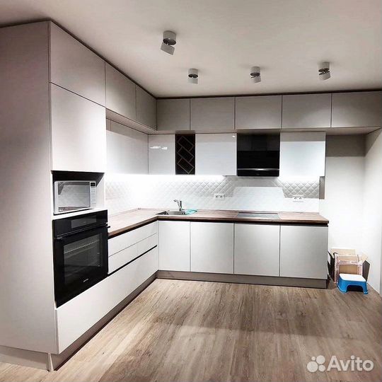 Кухня светлая в потолок в рассрочку от фабрики