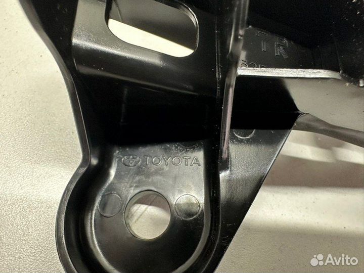 Кронштейн фонаря задний правый Тoyota Camry V70