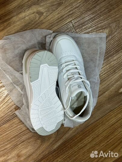 Кроссовки женские