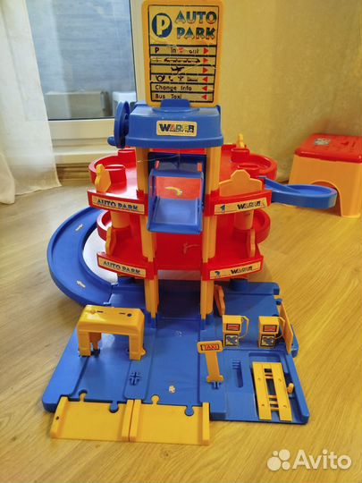 Трек парковка с лифтом