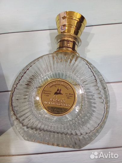 Пустая бутылка с коробкой