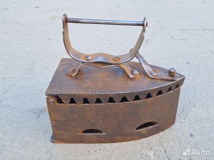 Старинный угольный утюг