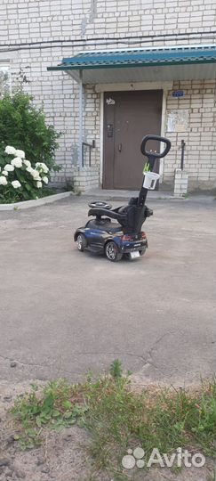 Машинка каталка с ручкой