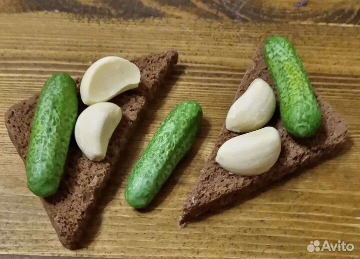 Хлеб,чеснок,огурцы