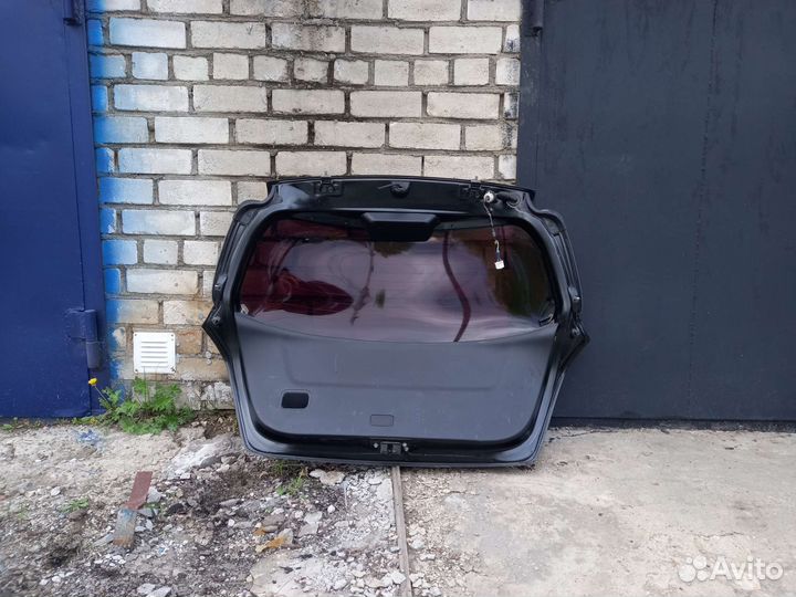 Задня дверь toyota vitz