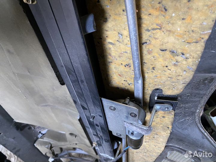 Бмв 5 Е39 электро-шторка с полкой